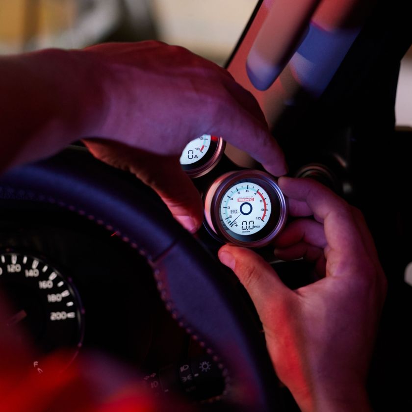 REDARC Single Voltage 52mm Gauge with optional current display [A]